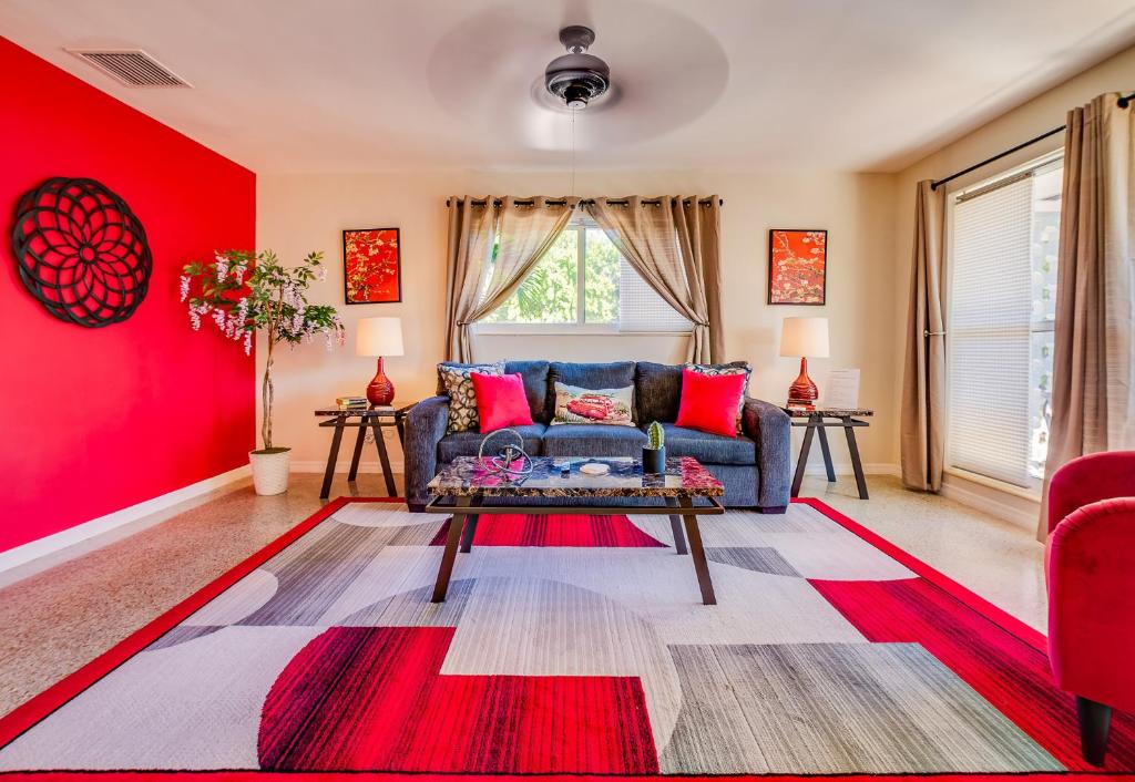 uma sala de estar com paredes vermelhas e um sofá azul em Hainsley Apartments on 18th St em Fort Lauderdale
