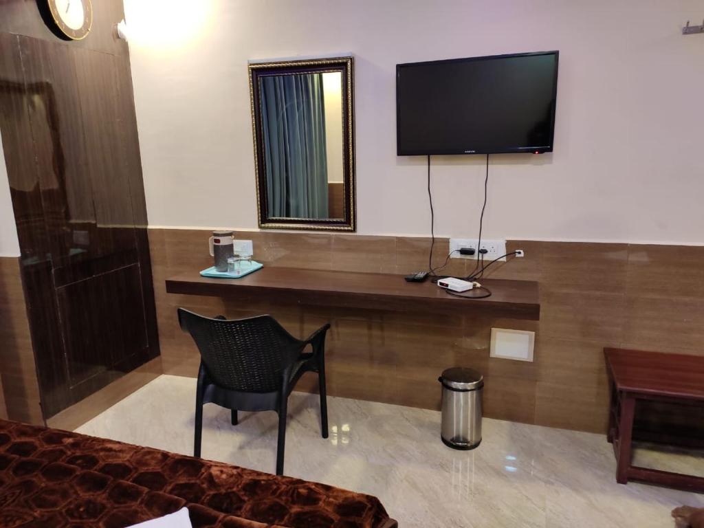 TV a/nebo společenská místnost v ubytování Hotel Sugam Karaikudi