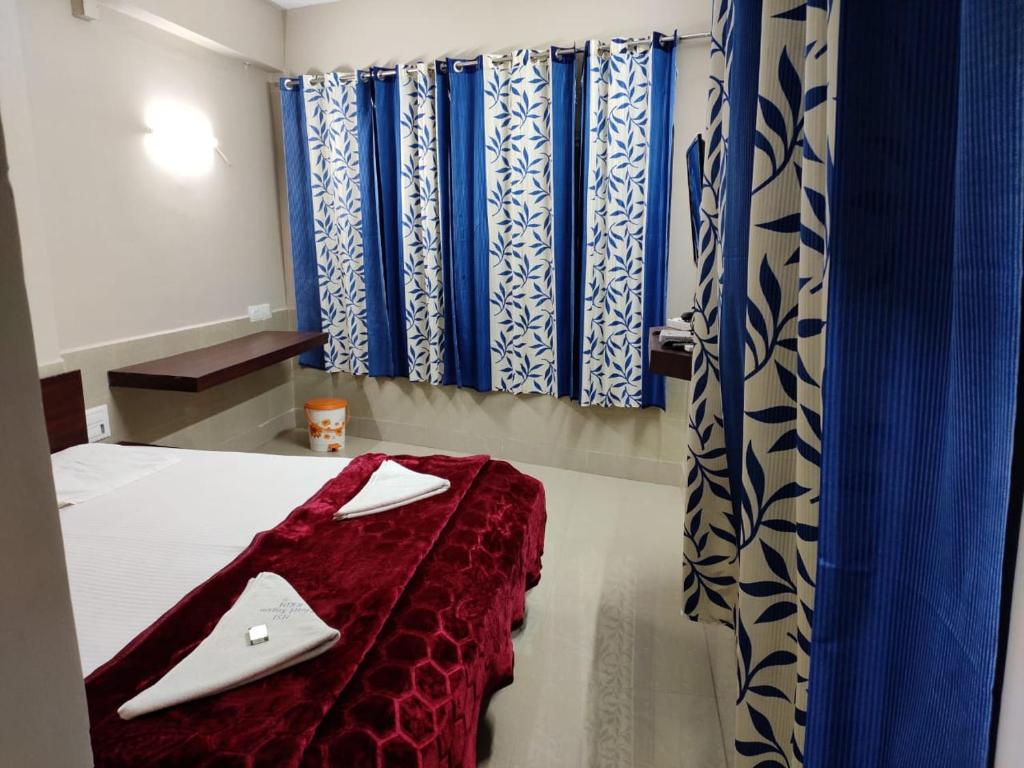 Postel nebo postele na pokoji v ubytování Hotel Sugam Karaikudi