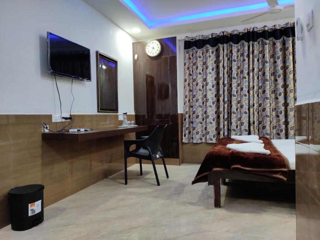 TV a/nebo společenská místnost v ubytování Hotel Sugam Karaikudi