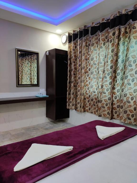 Postel nebo postele na pokoji v ubytování Hotel Sugam Karaikudi