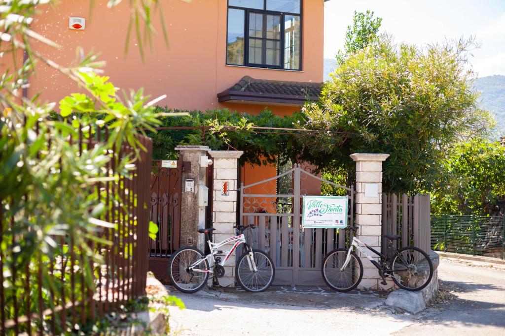 due biciclette parcheggiate di fronte a una recinzione di fronte a una casa di Valle Fiorita a Castro dei Volsci