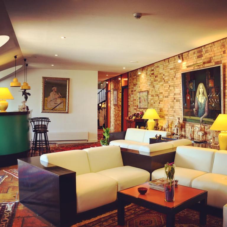 Posezení v ubytování Hotel des Mimosas