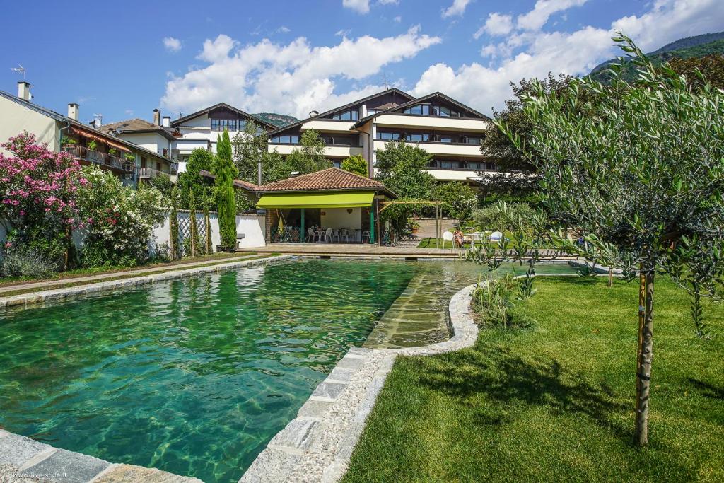 - une piscine dans l'arrière-cour d'une maison dans l'établissement Bio Hotel Kaufmann, à Ora