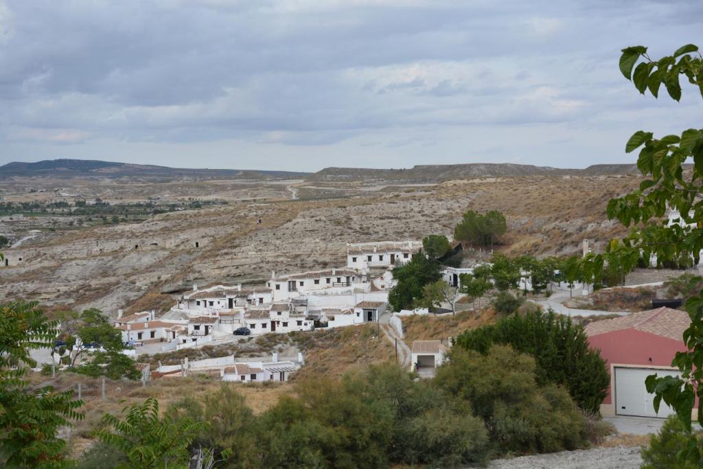 un grupo de casas blancas en una colina en Cuevas Galera - Cuevas de la Luz, en Galera