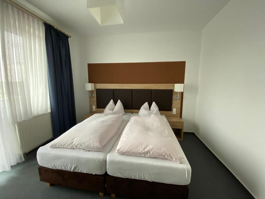 Postel nebo postele na pokoji v ubytování Hotel Herbstein