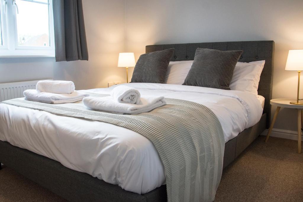 ein Schlafzimmer mit einem großen Bett mit Handtüchern darauf in der Unterkunft Appleby Darlington in Darlington