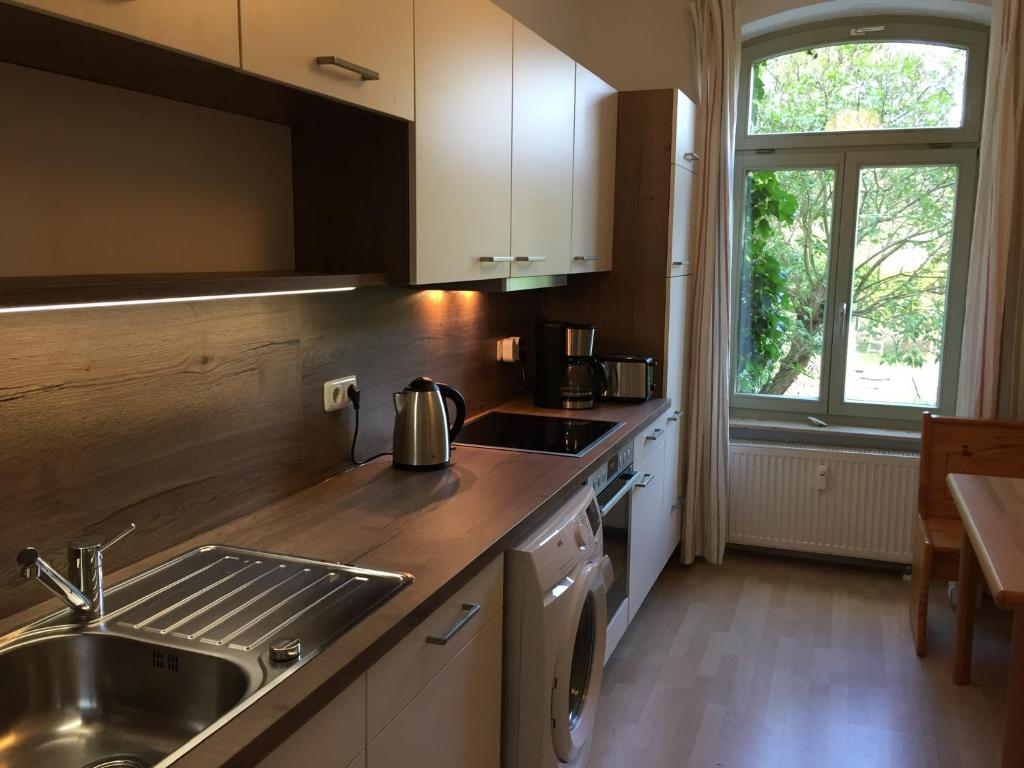 Virtuve vai virtuves zona naktsmītnē Ferienwohnung Huttenstraße Halle