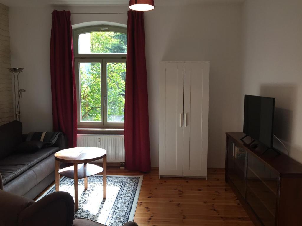 TV a/nebo společenská místnost v ubytování Ferienwohnung Huttenstraße Halle