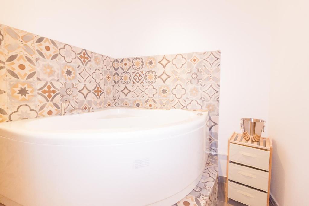 La salle de bains est pourvue d'une baignoire et de carrelage. dans l'établissement CASA STESICORO, à Catane