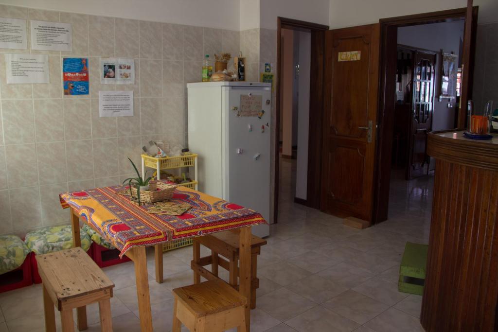 Kuchyň nebo kuchyňský kout v ubytování Simabo's Backpackers' Hostel