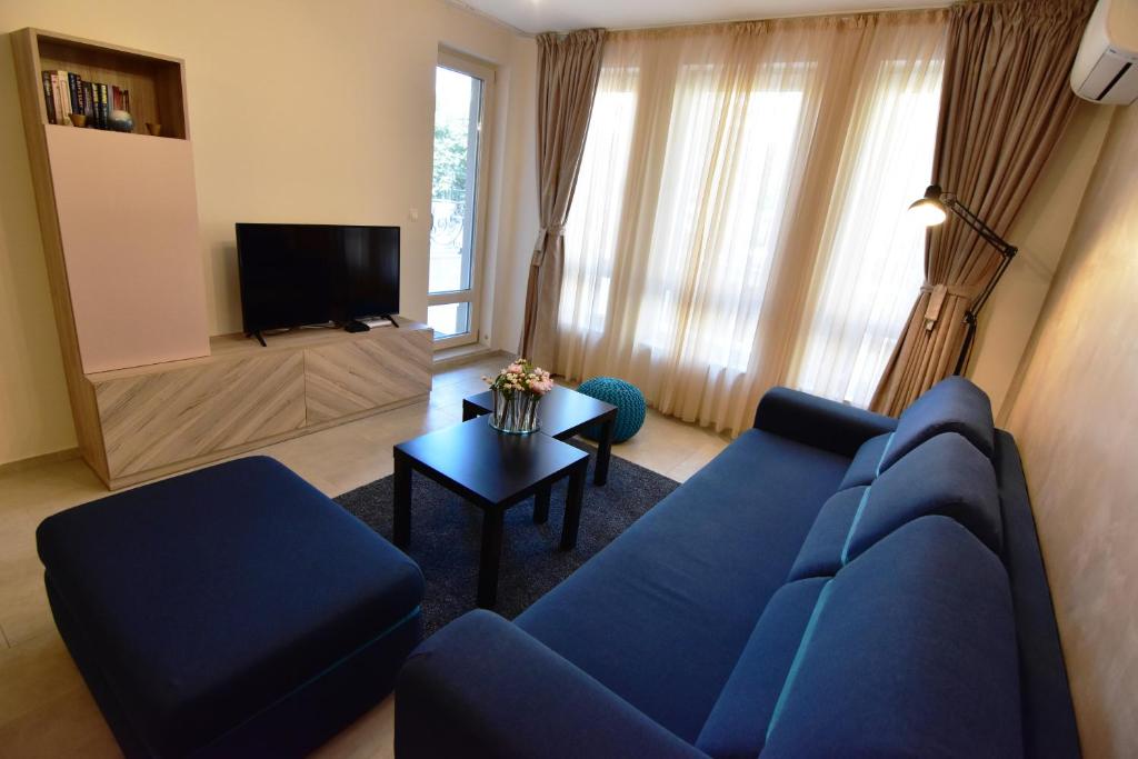 TV a/nebo společenská místnost v ubytování Kapana Luxury City Center Apartments with Garage