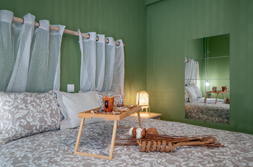 ein Schlafzimmer mit einem Bett und einem Tisch darauf in der Unterkunft Apartment at the foothills of Acropolis in Athen