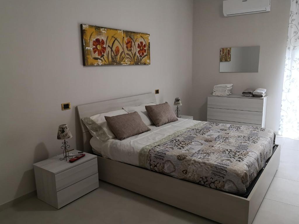 een slaapkamer met een groot bed met 2 nachtkastjes bij Palazzo Salvi in Telese