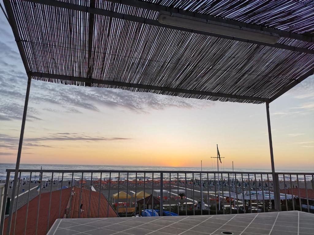 Blick auf den Strand bei Sonnenuntergang von einem Gebäude aus in der Unterkunft Viareggio sul Mare in Viareggio