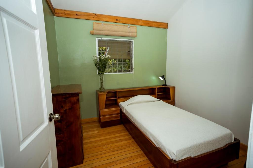 Postel nebo postele na pokoji v ubytování Casa de Piedra Escazú