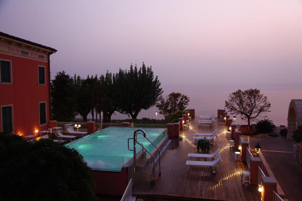 Bazén v ubytování Hotel Alla Riviera nebo v jeho okolí