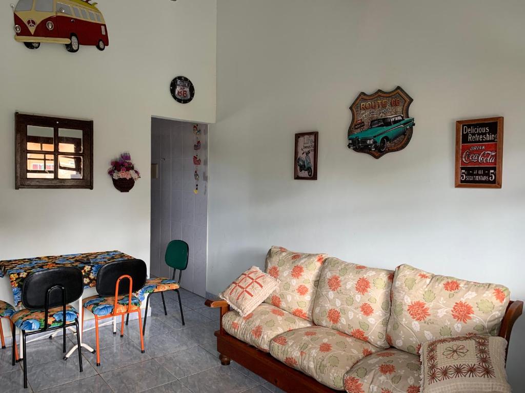 ein Wohnzimmer mit Sofa und Tisch in der Unterkunft Casa aconchegante - Búzios in Búzios