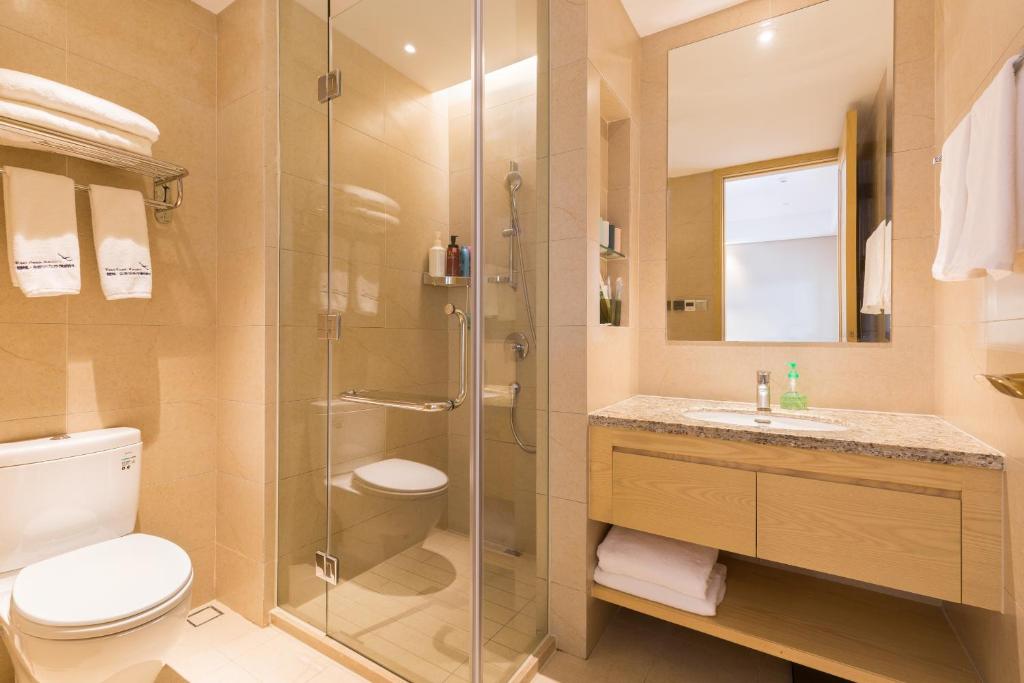 ein Badezimmer mit Dusche, Toilette und Waschbecken in der Unterkunft Pinxiayuan Apartment in Lvcheng Resort in Zhoushan