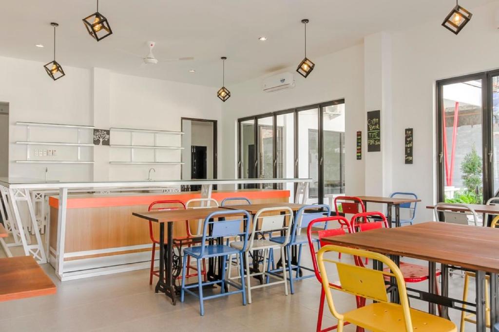 Restaurace v ubytování RedDoorz Premium @ Setiabudi Medan