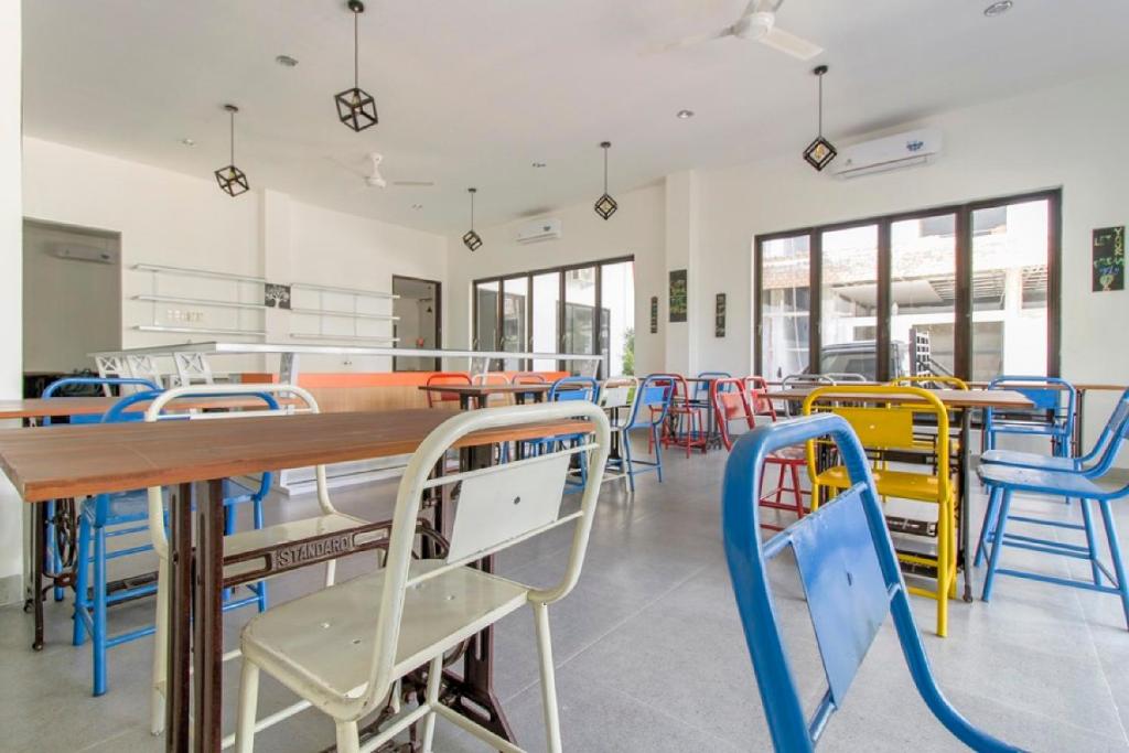 Restaurace v ubytování RedDoorz Premium @ Setiabudi Medan