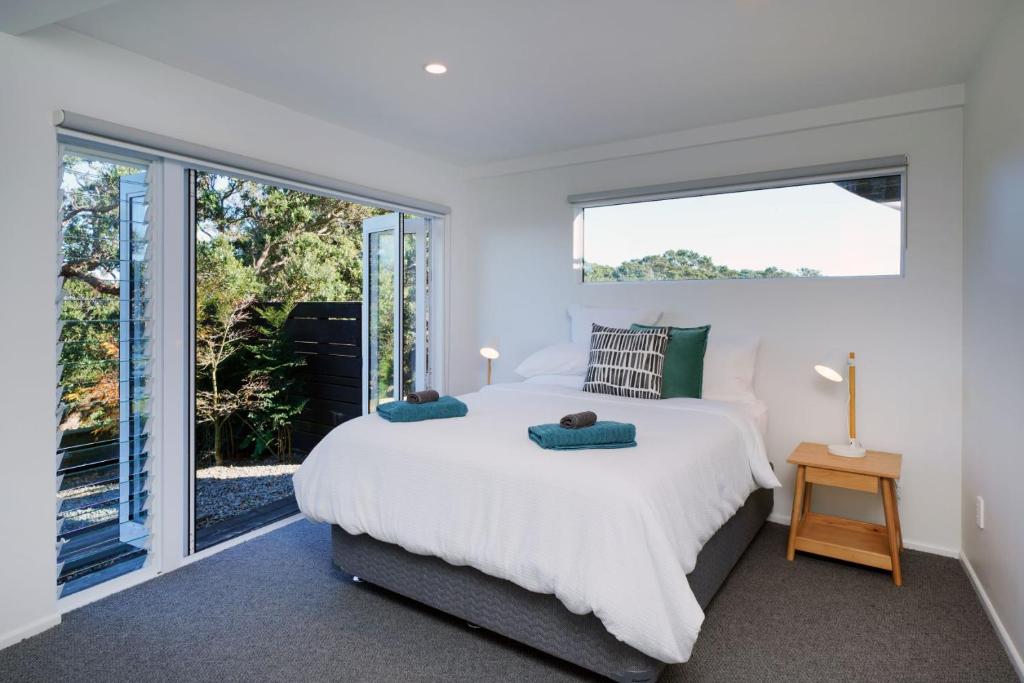 Postel nebo postele na pokoji v ubytování Waiheke Island Vineyard Holiday Houses