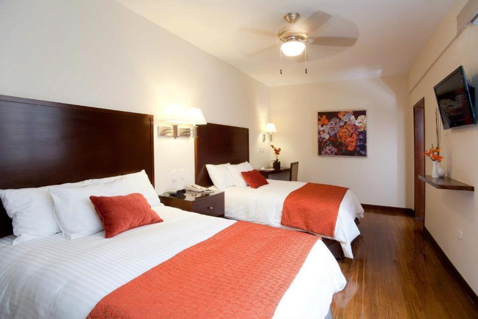 Postel nebo postele na pokoji v ubytování Hotel Plaza Chihuahua