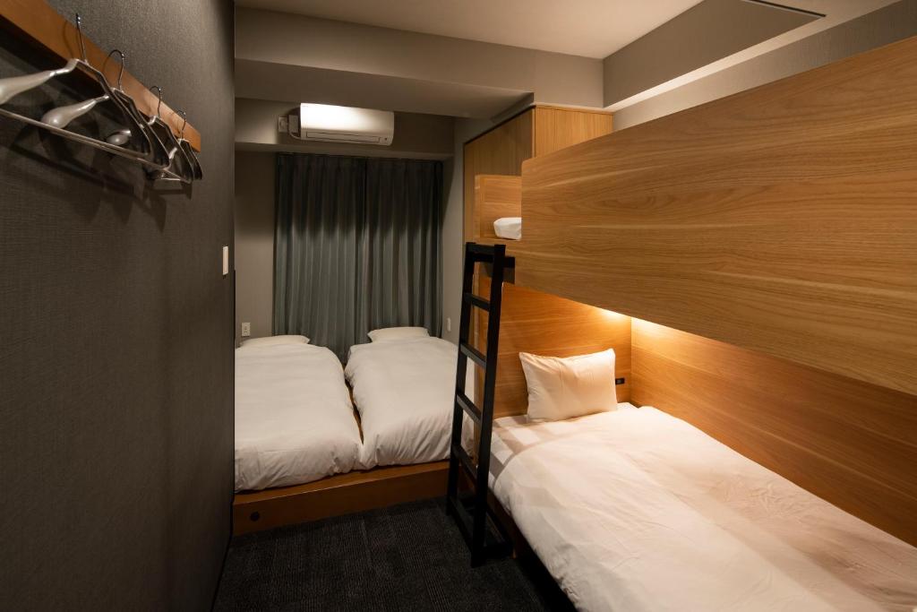 Postel nebo postele na pokoji v ubytování Grids Tokyo Ueno Hotel&Hostel