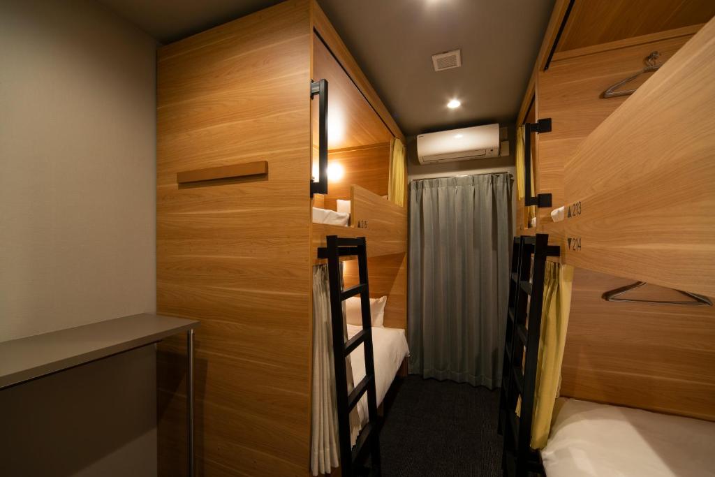Postel nebo postele na pokoji v ubytování Grids Tokyo Ueno Hotel&Hostel