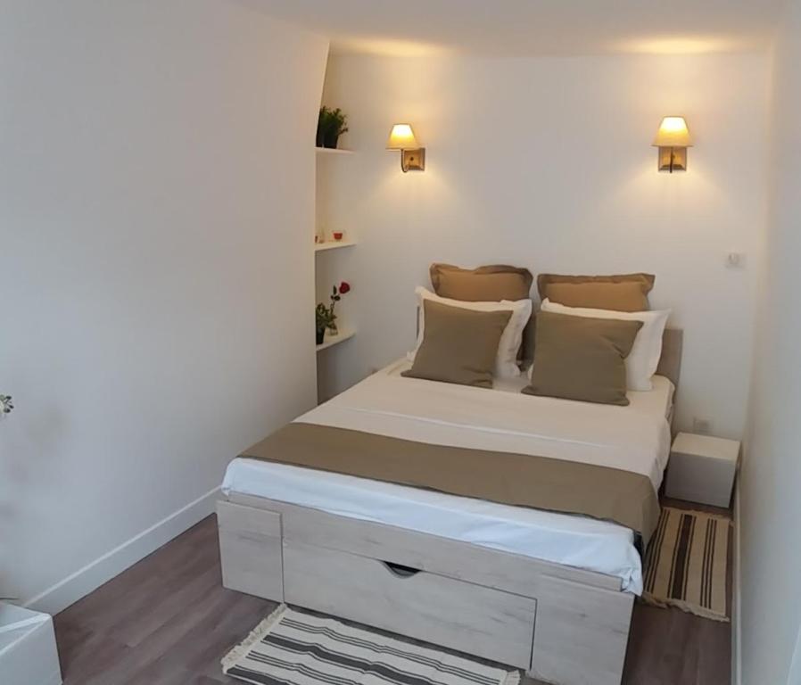 1 dormitorio pequeño con 1 cama en una habitación en Paris 8 ème Appartement 2 pièces Métro Miromesnil, en París