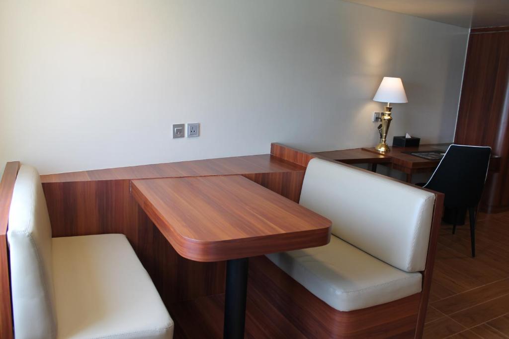 Doulos Phos The Ship Hotel - 4