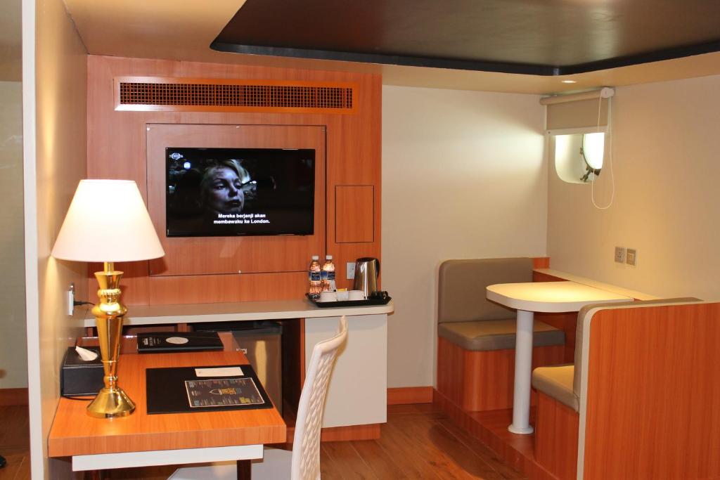 Doulos Phos The Ship Hotel - 9