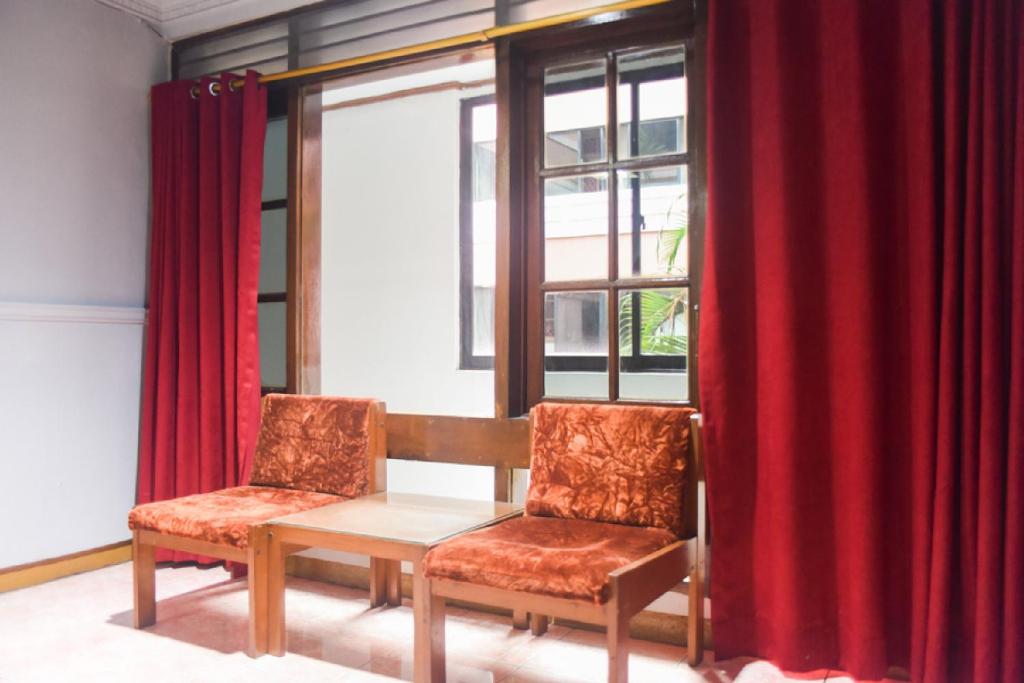 Posezení v ubytování RedDoorz Plus near RSCM Jakarta