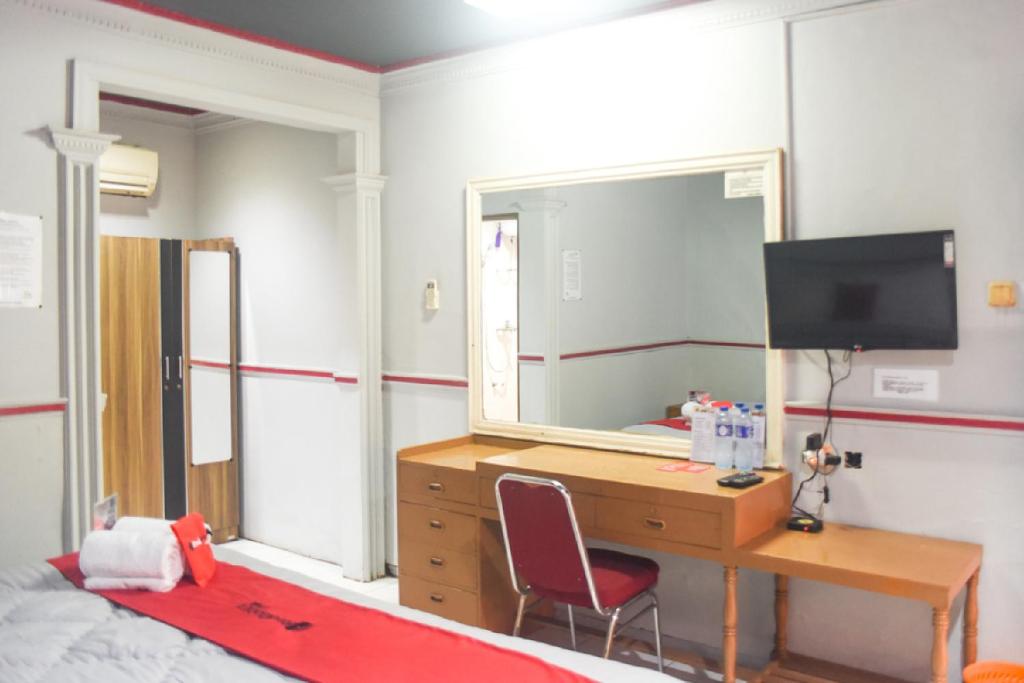 TV a/nebo společenská místnost v ubytování RedDoorz Plus near RSCM Jakarta