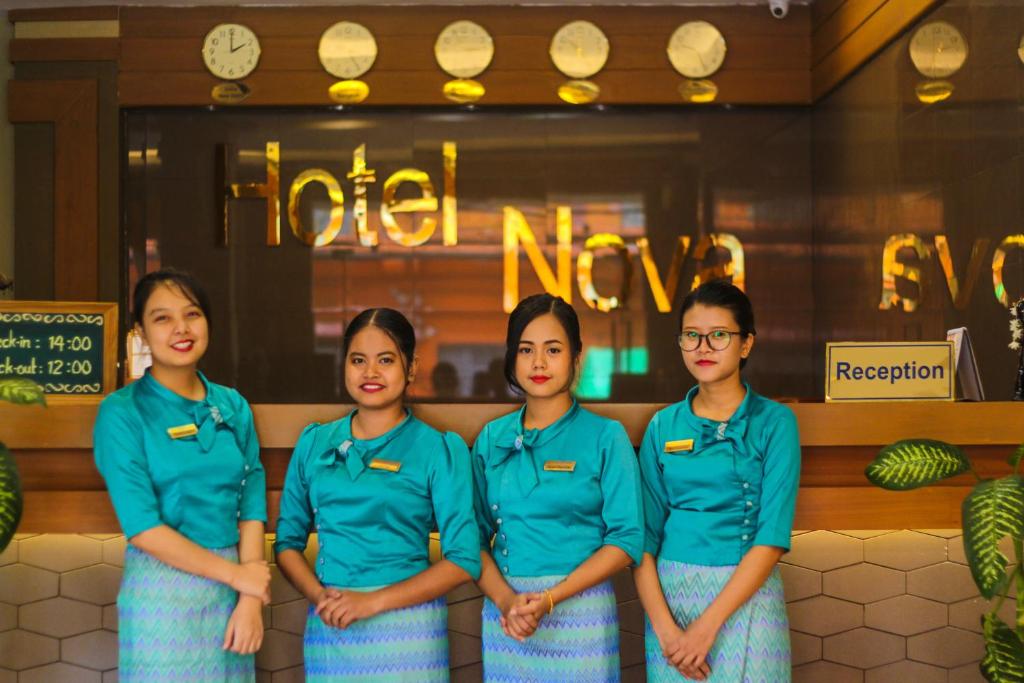 Členové personálu v ubytování The Hotel Nova