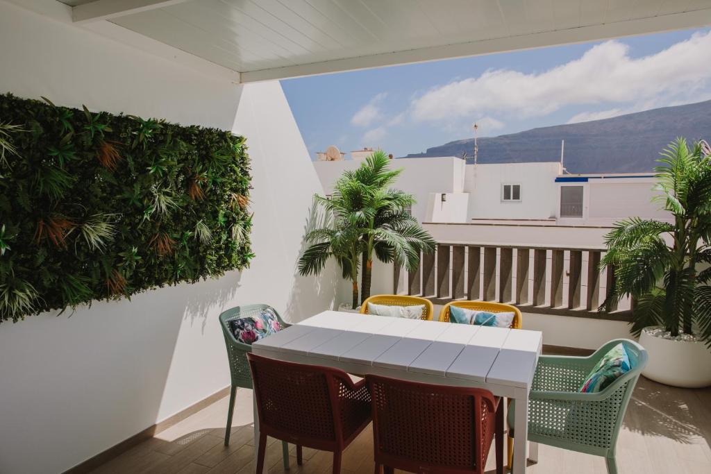 a balcony with a table and chairs on a balcony at La Pardela Exclusive Apartamentos in Caleta de Sebo