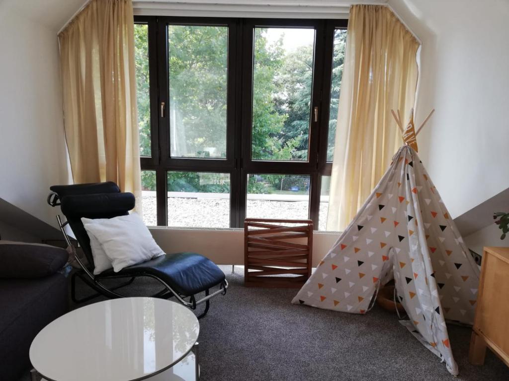 ein Wohnzimmer mit einem Zelt und einem Tisch in der Unterkunft Bertha´s Home in Herne