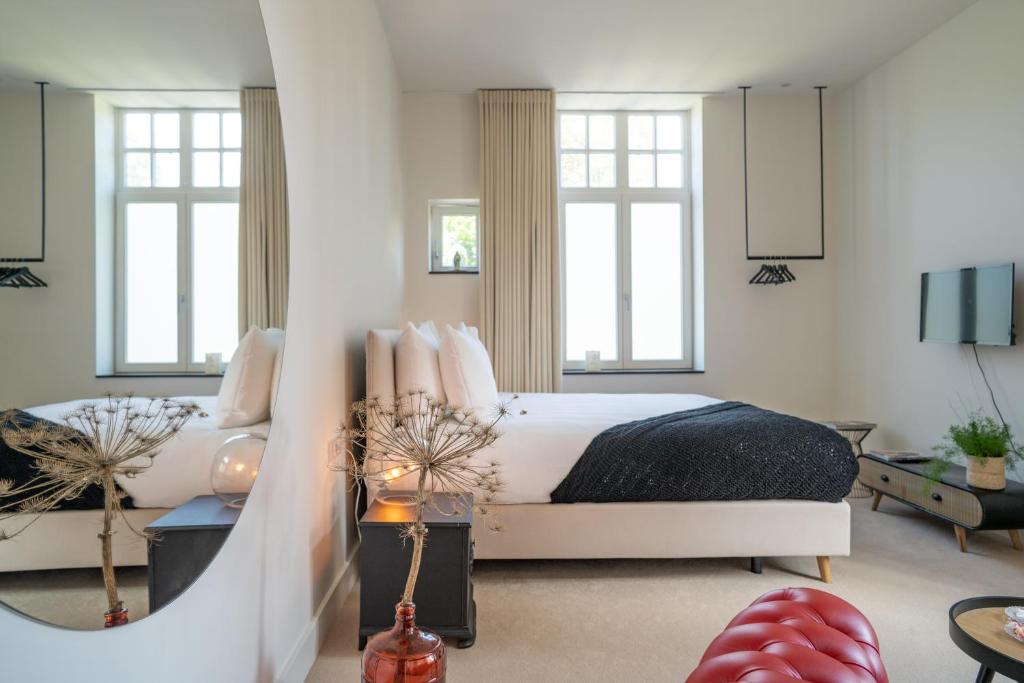 een slaapkamer met een bed en een woonkamer bij Bella vista in Valkenburg