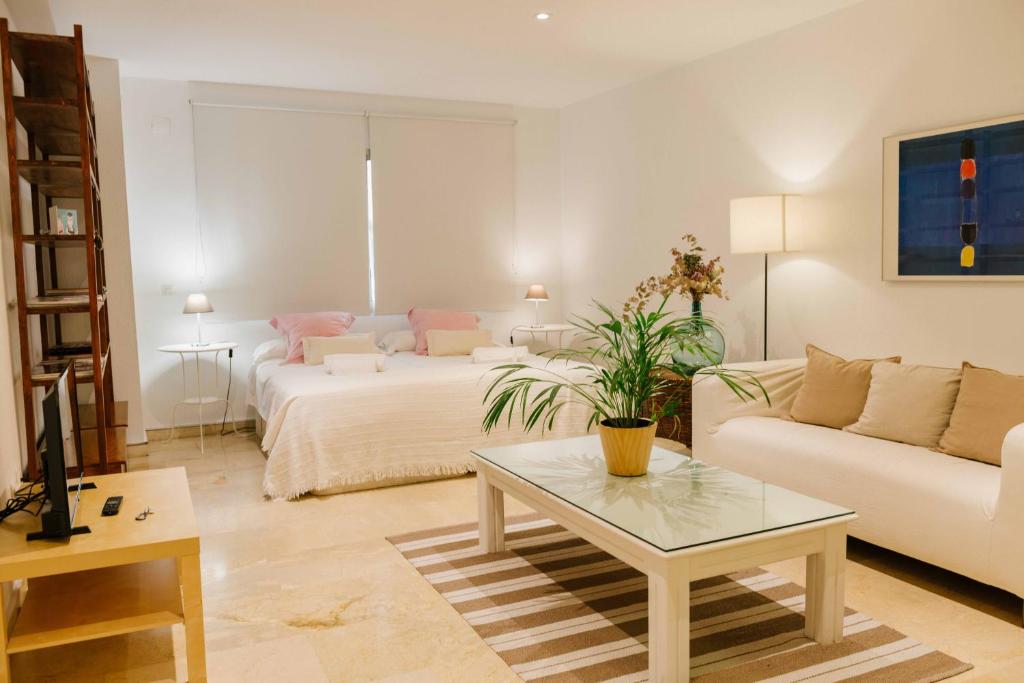 uma sala de estar com uma cama e um sofá em Córdoba COol en Pleno Centro de Córdoba em Córdoba