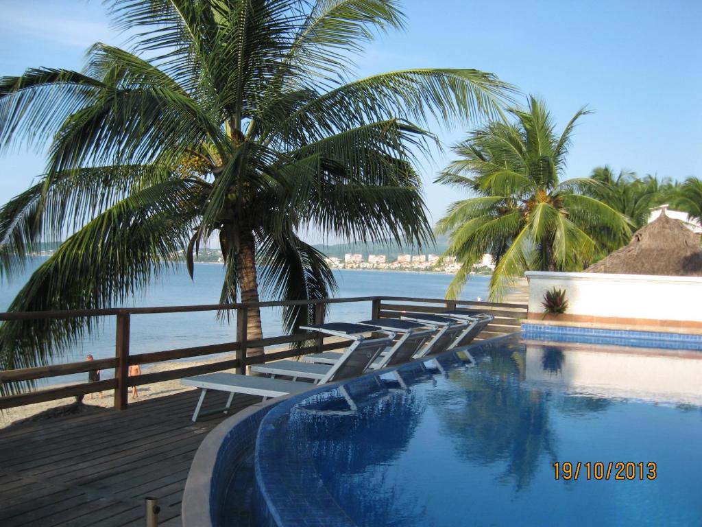 布塞里亞斯的住宿－Banderas Suites，水边带躺椅的游泳池