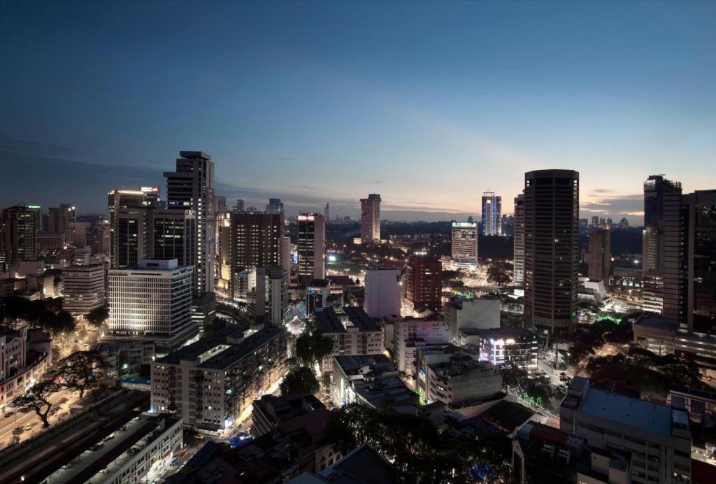 uma vista da cidade à noite em Silka Maytower Kuala Lumpur em Kuala Lumpur