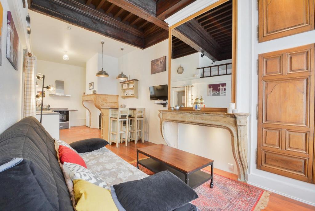 un salon avec un canapé et une table dans l'établissement Le cocon des Deux Sirènes - Studio cosy pour 2 à Nancy, à Nancy