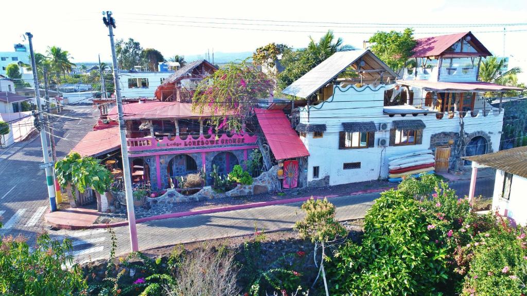 een uitzicht op een huis met een roze dak bij Lonesome George Ecolodge in Puerto Ayora