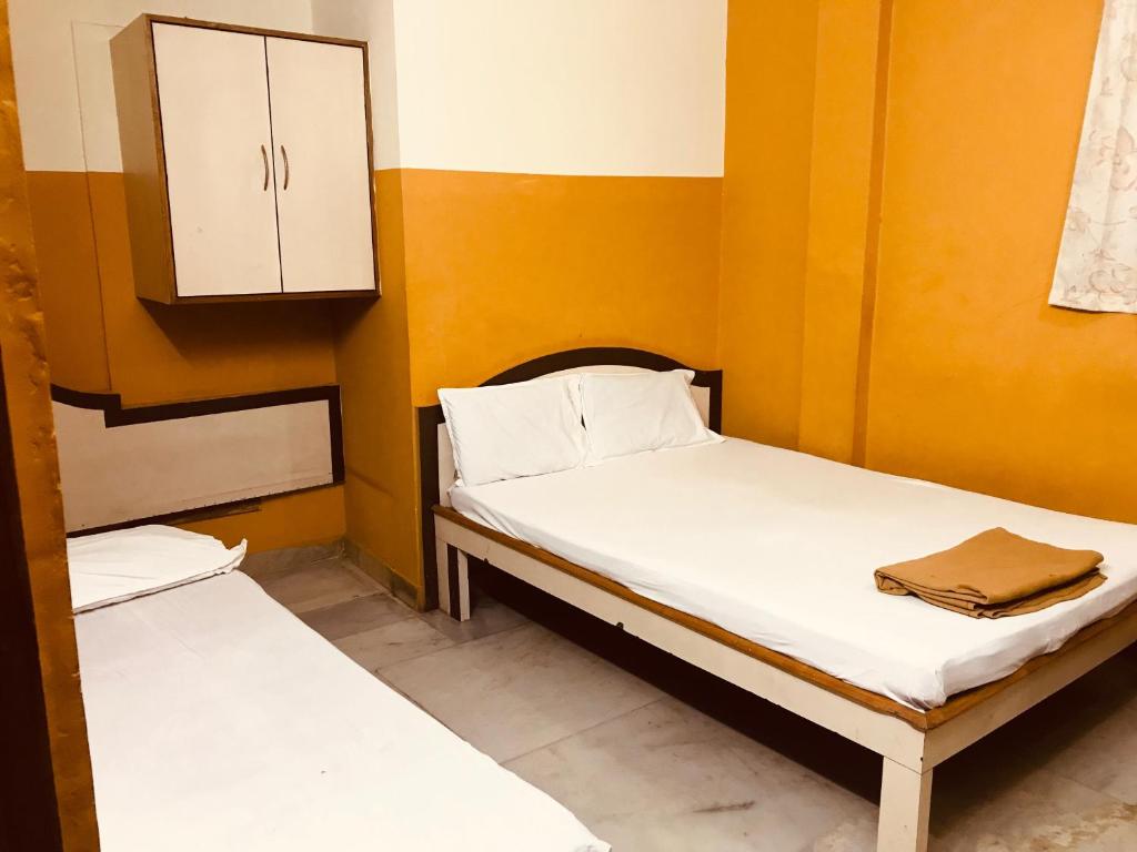 Postel nebo postele na pokoji v ubytování Greens Residency