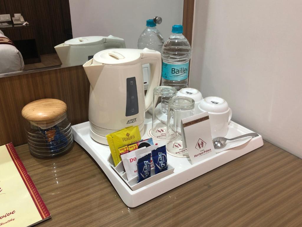 Příslušenství pro přípravu čaje a kávy v ubytování Hotel Harrison Palace