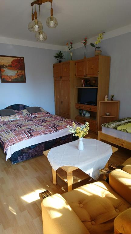 Łóżko lub łóżka w pokoju w obiekcie Rita Apartman