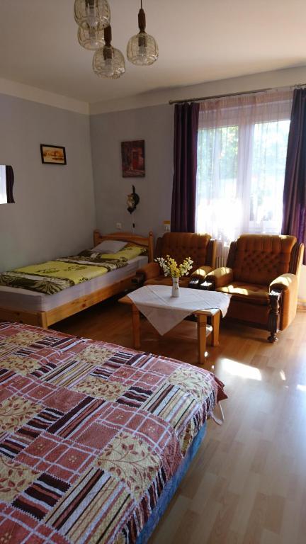 Łóżko lub łóżka w pokoju w obiekcie Rita Apartman