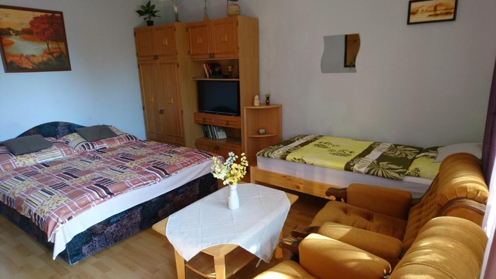 Łóżko lub łóżka w pokoju w obiekcie Rita Apartman