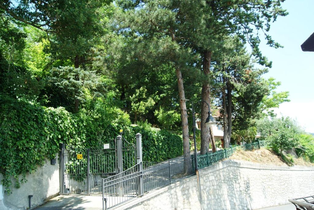 uma cerca em frente a um parque com árvores em B&B IL QUERCETO em Muro Lucano