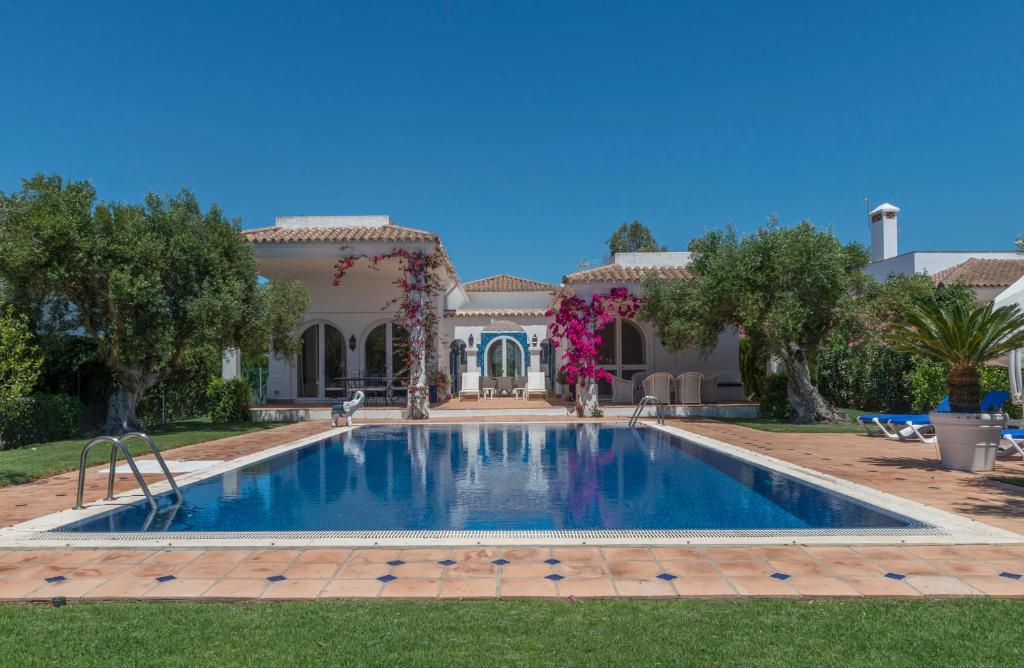 ベナルップ・カサス・ビエハスにあるResort Villas Andaluciaの家の前の大型スイミングプール